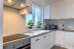 Kühlschrank, Mikrowelle, Ofen, Geschirrspüler