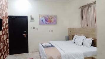Escritorio y ropa de cama