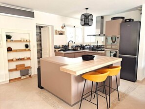 Réfrigérateur, micro-ondes, four, lave-vaisselle