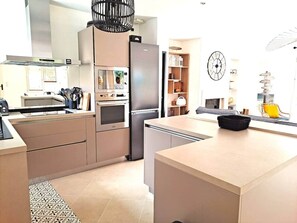 Kühlschrank, Mikrowelle, Ofen, Geschirrspüler