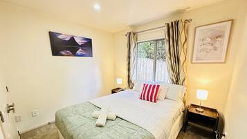4 bedrooms, iron/ironing board, WiFi, bed sheets