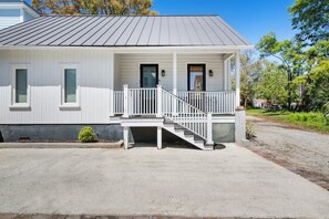 Exterior - The Congaree Cottage | Cozy 2BR Carriage in CHS! (Charleston)