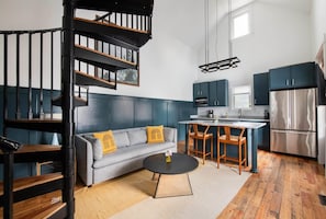 TV, offices - The Congaree Cottage | Cozy 2BR Carriage in CHS! (Charleston)