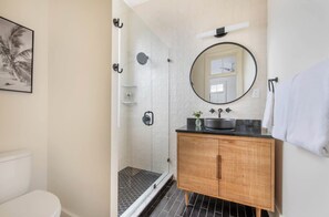 Ducha, secador de pelo, toallas