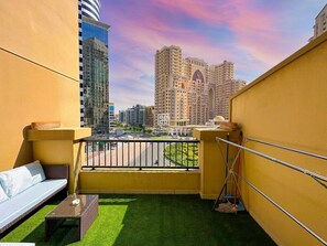 Property grounds - ANW Spring Oasis Studios - Contemporary Retreat with Expansive Terrace at DSO (Dubai)
