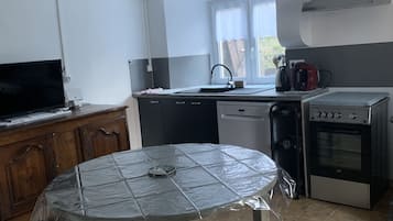 Een koelkast, een magnetron, een oven, een vaatwasser