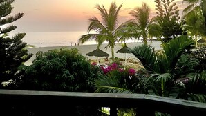 A beach view with palm trees and a sunset. - Bookwithclass-luxury Stay Pool Villa am Meer (Saly Portudal)
