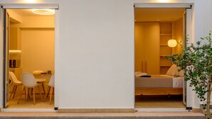Un intérieur moderne comprenant un coin repas et une chambre.