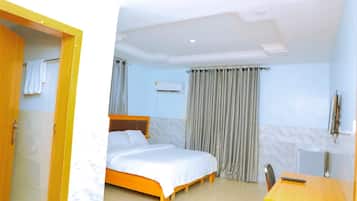 Junior Suite | 1 bedroom, desk, laptop workspace, free WiFi