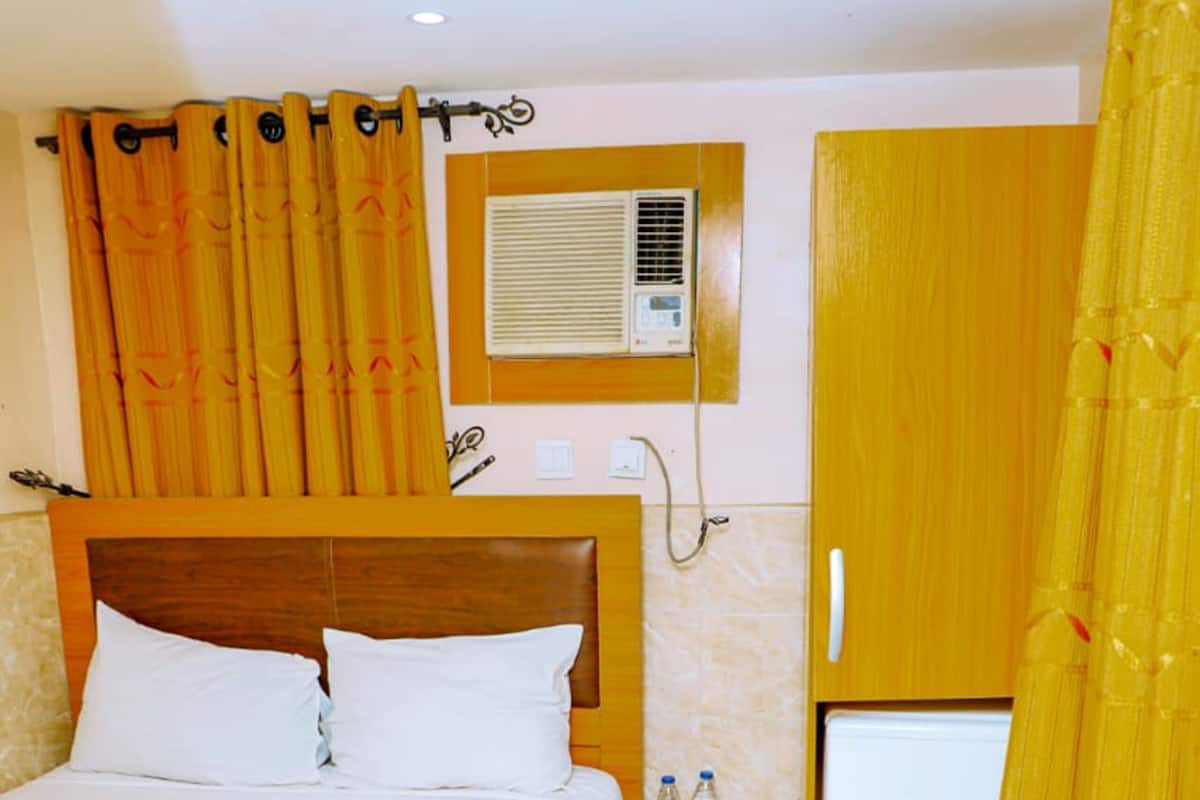 1 bedroom, desk, laptop workspace, free WiFi