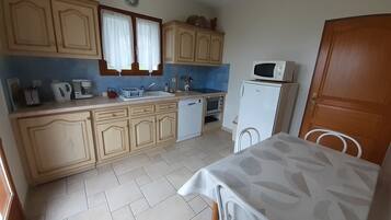 Kühlschrank, Mikrowelle, Ofen, Kochgeschirr/Geschirr/Besteck