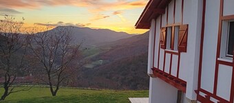 Gîte Dans les Hauteurs D'itxassou, Vue Exceptionnelle sur la Vallée de la Nive