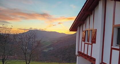 Gßte sur les hauteurs d'Itxassou, Vue Exceptionnelle sur la vallée de la Nive