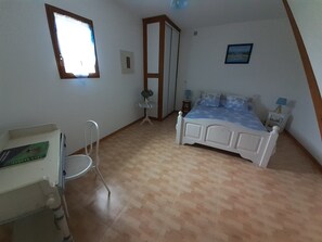 2 slaapkamers, een strijkplank/strijkijzer, gratis wifi, beddengoed