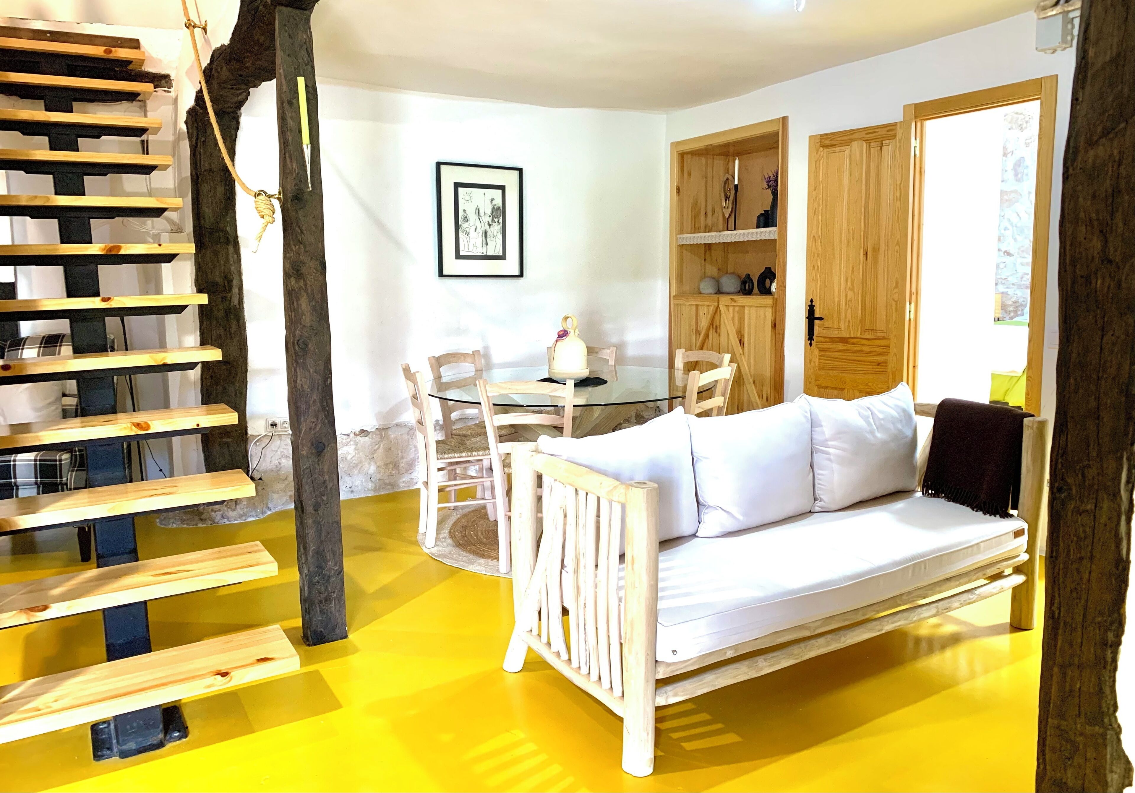 Smart-tv, een open haard, tafelvoetbal en boeken