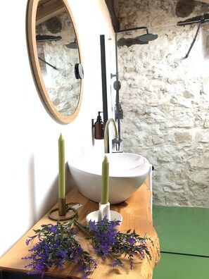 Sèche-cheveux, bidet, serviettes fournies, savon