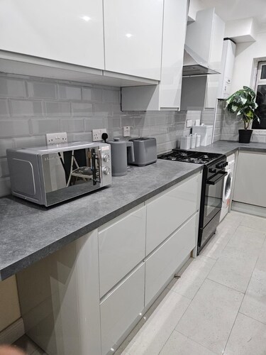 House Sleeps 6 With Free Parking