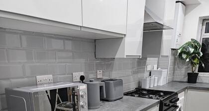 House Sleeps 6 With Free Parking