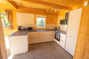 Een koelkast, een oven, een kookplaat, een vaatwasser