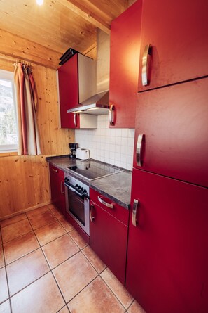 Frigorífic, forn, rentaplats i cafetera i tetera 