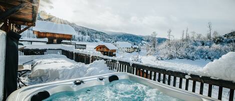 Banyera d'hidromassatge a l'aire lliure