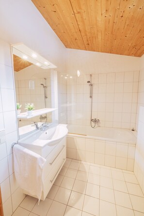 Shower, towels - Woody 8 - Chalet Bellevue with sauna and whirlpool (St. Georgen am Kreischberg)