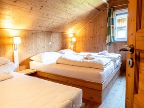 4 bedrooms, free WiFi, bed sheets