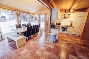 Kühlschrank, Ofen, Geschirrspüler, Wasserkocher mit Kaffee-/Teezubehör