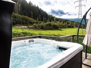 Banyera d'hidromassatge a l'aire lliure