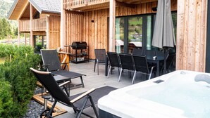 A wooden cabin with a balcony, outdoor seating, and a hot tub. - Woody 17 - Hillside Chalet Kreischberg (St. Georgen am Kreischberg)