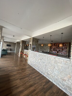 Bar (trong khuôn viên)