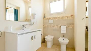 Asciugacapelli, asciugamani, sapone, carta igienica