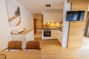 Fridge, oven, dishwasher, coffee/tea maker