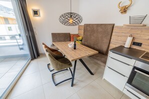 Jääkaappi, mikroaaltouuni, uuni, astianpesukone