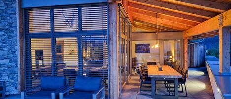 تناول الطعام بالخارج