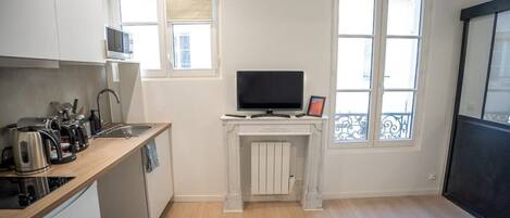 Fridge, microwave, stovetop, coffee/tea maker