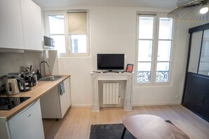 Kühlschrank, Mikrowelle, Herdplatte, Wasserkocher mit Kaffee-/Teezubehör