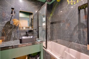 Dusche, Handtücher, Toilettenpapier