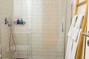 Douche, sèche-cheveux, serviettes fournies, savon
