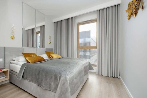 Comfortable Apartment near the Airport | Parking and Workspace