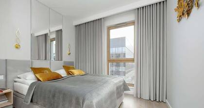 Comfortable Apartment near the Airport | Parking and Workspace