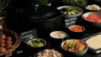 Daily buffet breakfast (PLN 73 per person)