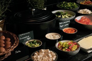 Petit déjeuner buffet (73 PLN par personne)