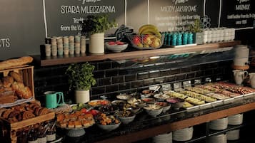 Desayuno buffet diario (PLN 75 por persona)