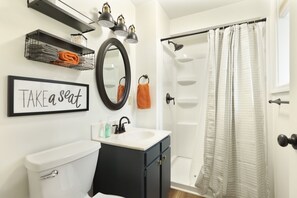 Douche, serviettes fournies, savon, shampoing