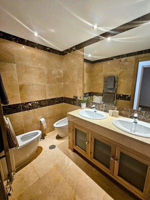 Séchoir à cheveux, bidet, serviettes fournies, savon