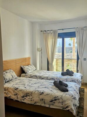 2 chambres, fer et planche à repasser, lit de bébé portatif