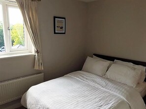 2 quartos, ferros/tábuas de passar roupa, Wi-Fi, roupa de cama