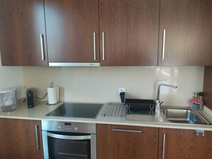 Geladeira, micro-ondas, fogão, cooktop