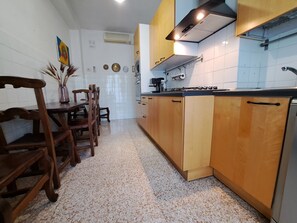 Fridge, microwave, stovetop, coffee/tea maker - Course suite (Milano)